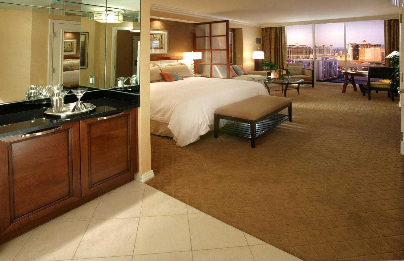 Signature- Balcony Strip View- High Floor- No Parking Fee Aparthotel